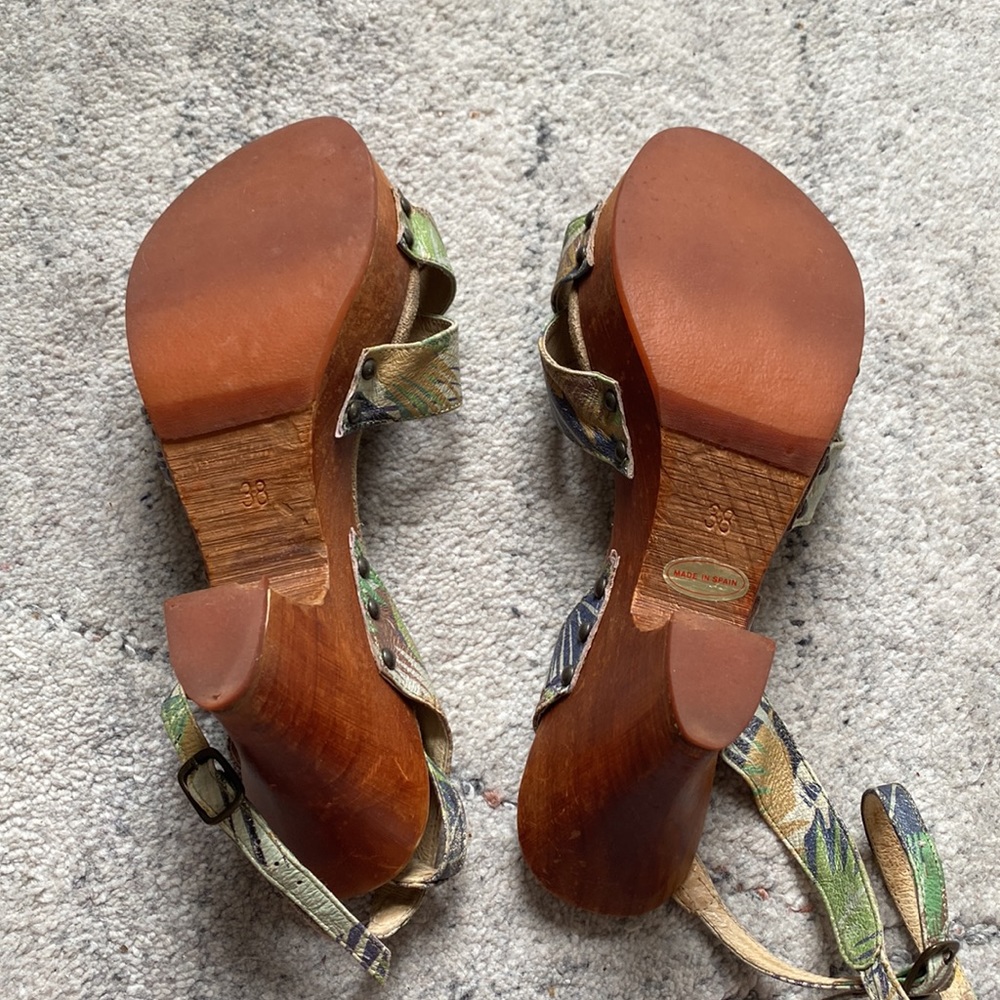 Tropical print green and blue platform heels - Picture 3 of 3